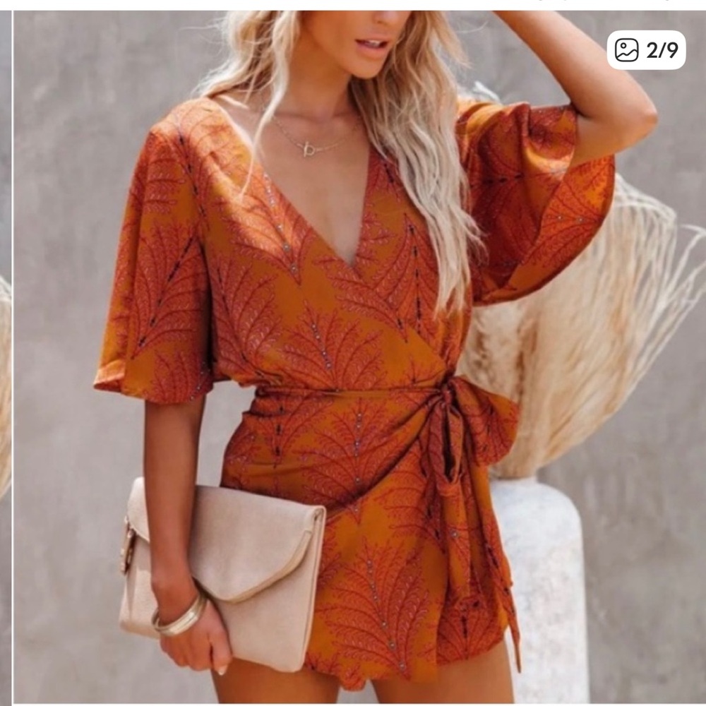 Saints and Secrets Feminine NADI V-NECKLINE WRAP
Romper Size Small